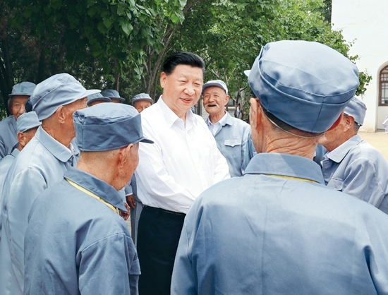 2017年6月21日至23日，中共中央总书记、国家主席、中央军委主席习近平在山西考察。这是6月21日上午，习近平在吕梁市兴县晋绥军区司令部旧址同晋绥边区老战士老同志代表亲切交谈。&nbsp;新华社记者 庞兴雷/摄