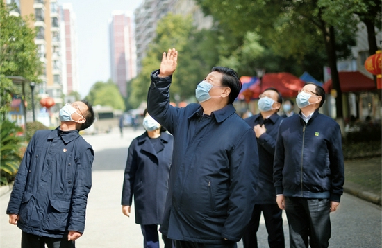 2020年3月10日，中共中央总书记、国家主席、中央军委主席习近平专门赴湖北省武汉市考察新冠肺炎疫情防控工作。这是习近平在东湖新城社区考察时，向在家隔离居住的居民挥手致意、表示慰问。&nbsp;新华社记者 谢环驰/摄